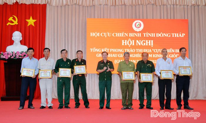 Đại tá Phan Hùng Mãnh, Phó Chủ tịch Ủy ban Mặt trận Tổ quốc Việt Nam tỉnh, Chủ tịch Hội Cựu chiến binh tỉnh thừa ủy quyền của Trung ương Hội Cựu chiến binh Việt Nam trao công nhận danh hiệu “Hội viên Cựu chiến binh sản xuất, kinh doanh giỏi” cấp Trung ương năm 2025.