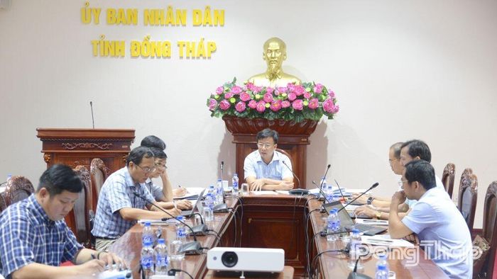 Các đại biểu làm việc tại cuộc họp.
