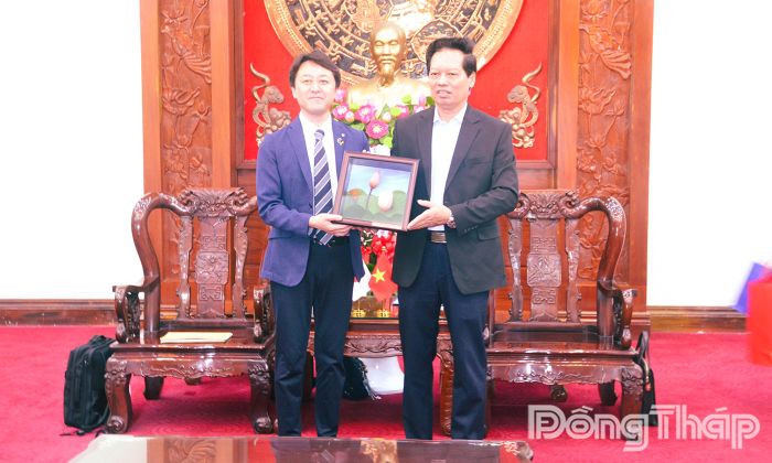Phó Chủ tịch UBND tỉnh Đồng Tháp Nguyễn Thành Diệu (bìa phải) tặng quà lưu niệm cho ông Shimizu Koji, Giám đốc Cục Quản lý sông ngòi và các khu vực thoát nước TP. Yokohama (Nhật Bản).