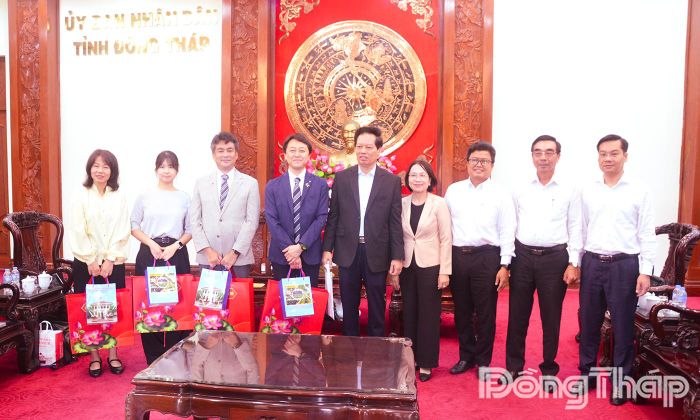 Lãnh đạo tỉnh Đồng Tháp, đại diện các sở, ngành chụp ảnh lưu niệm cùng Đoàn công tác Cục Quản lý sông ngòi và các khu vực thoát nước TP. Yokohama (Nhật Bản).