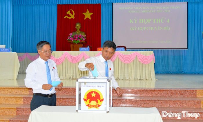 Đại biểu bỏ phiếu bầu đồng chí Phạm Minh Tuấn làm Phó Chủ tịch UBND phường Đạo Thạnh nhiệm kỳ 2026 - 2031.