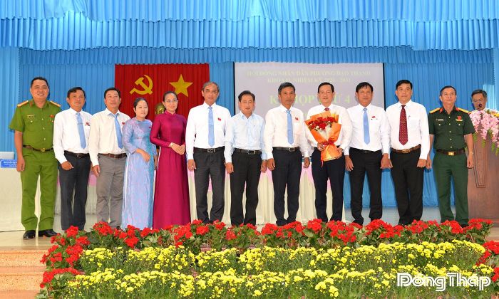 Lãnh đạo phường tặng hoa chúc mừng và chụp ảnh lưu niệm cùng đồng chí Phạm Minh Tuấn.