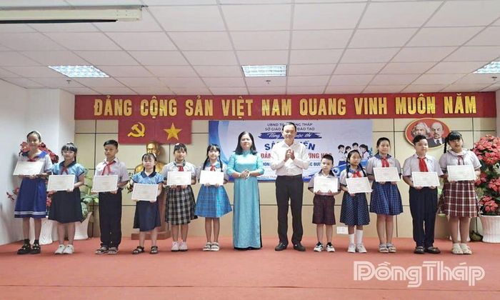 Trao thưởng cho các cá nhân đoạt giải Khuyến khích.