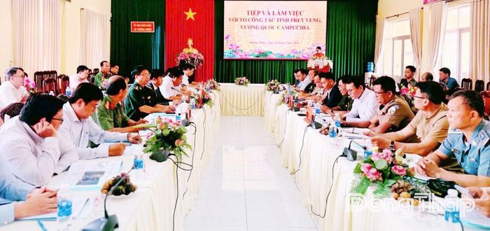Quang cảnh buổi làm việc.