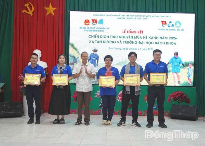 Đồng chí Lý Thanh Vân, Phó Bí thư Thường trực Đảng ủy xã Tân Dương trao Giấy khen cho các chiến sĩ tình nguyện tiêu biểu, có thành tích xuất sắc trong Chiến dịch Mùa hè xanh năm 2026 trên địa bàn xã Tân Dương.