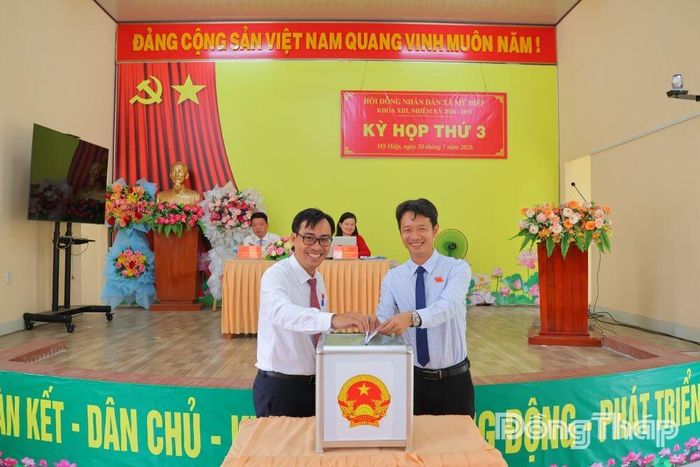 Đại biểu thực hiện bỏ phiếu bầu bổ sung Phó Chủ tịch UBND xã và Ủy viên UBND xã Mỹ Hiệp, nhiệm kỳ 2026 - 2031.