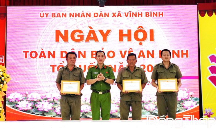 Đại tá Trần Văn Tròn, Phó Giám đốc Công an tỉnh, trao Giấy khen của Công an tỉnh cho các tập thể, cá nhân.