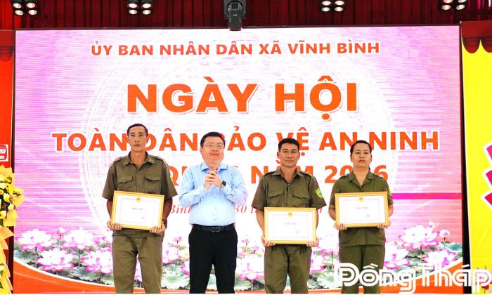 Đồng chí Phan Văn Thương trao Bằng khen của Chủ tịch UBND tỉnh Đồng Tháp cho các tập thể, cá nhân.