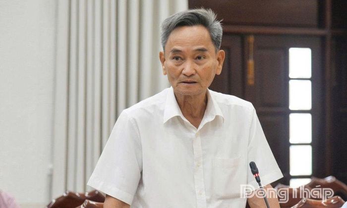 Đồng chí Nguyễn Hữu Chí, nguyên Phó Bí thư Tỉnh ủy, nguyên Chủ tịch UBND tỉnh, nguyên Thứ trưởng Bộ Tài chính đóng góp ý kiến tại buổi họp mặt.