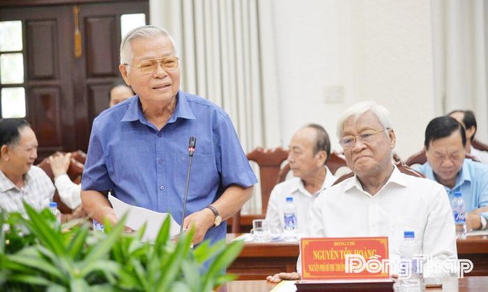 Đồng chí Nguyễn Văn Khang, nguyên Phó Bí thư Tỉnh ủy, nguyên Chủ tịch UBND tỉnh đóng góp ý kiến tại buổi họp mặt.
