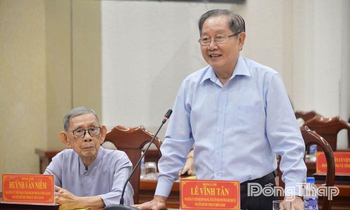 Đồng chí Lê Vĩnh Tân, nguyên Ủy viên Ban Chấp hành Trung ương Đảng, nguyên Bộ trưởng Bộ Nội vụ, nguyên Bí thư Tỉnh ủy đóng góp ý kiến tại buổi họp mặt.