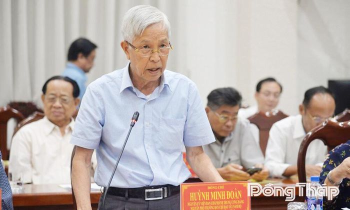 Đồng chí Huỳnh Minh Đoàn, nguyên Ủy viên Ban Chấp hành Trung ương Đảng, nguyên Phó Trưởng Ban Chỉ đạo Tây Nam bộ, nguyên Bí thư Tỉnh ủy đóng góp ý kiến tại buổi họp mặt.
