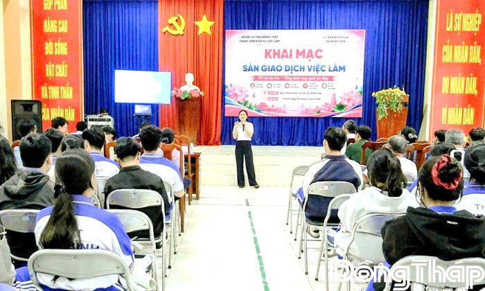Phiên giao dịch việc làm tại xã Đồng Sơn.