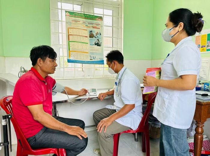  Hoạt động khám, chữa bệnh tại Trạm Y tế xã Canh Liên đáp ứng nhu cầu chăm sóc sức khỏe người dân. Ảnh: D.Đ 
