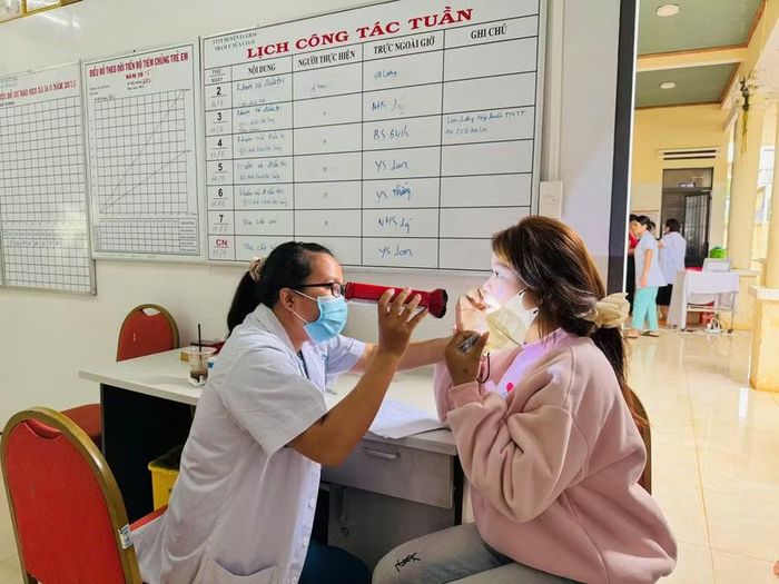 Bác sĩ Trung tâm Y tế Ia Grai thăm khám sức khỏe cho người dân xã Ia O. Ảnh: Như Nguyện