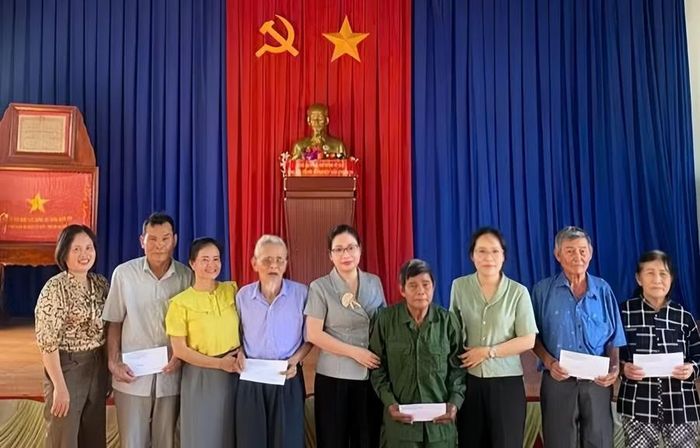 Bà Vũ Thị Bích Ngọc – Phó Chủ tịch Hội LHPN tỉnh thăm, tặng quà các gia đình chính sách tại xã Kông Bờ La. Ảnh: A.K