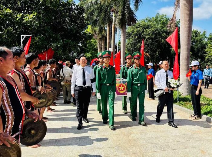  Phó Thủ tướng Hồ Quốc Dũng và Bí thư Tỉnh ủy Gia Lai Thái Đại Ngọc tiễn đưa hài cốt các liệt sĩ về nơi an nghỉ tại Nghĩa trang Liệt sĩ Đức Cơ. Ảnh: Ngọc Minh 