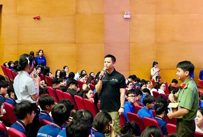  Chuyên gia an ninh mạng Ngô Minh Hiếu chia sẻ kỹ năng an toàn trên không gian mạng với học sinh, sinh viên tỉnh Gia Lai cuối năm 2025. Ảnh: T.Y 
