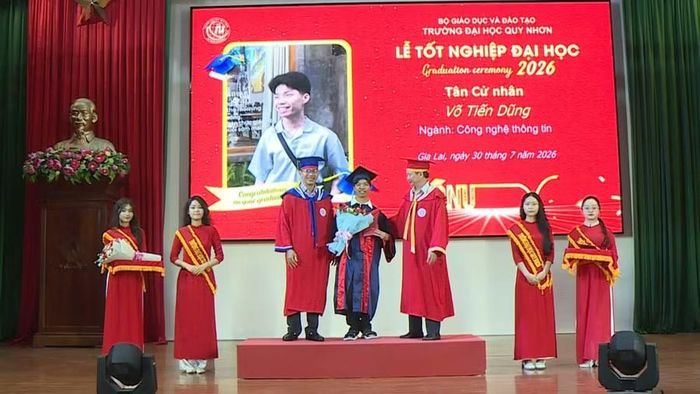 Trường Đại học Quy Nhơn trao bằng tốt nghiệp cho sinh viên hệ chính quy. Ảnh: Hoàng Vũ