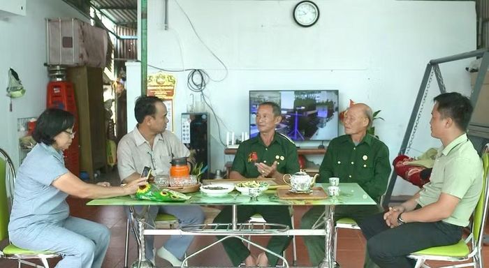 Mỗi dịp lễ, Tết đại diện cấp ủy, chính quyền địa phương đều đến thăm hỏi, chia sẻ và động viên các gia đình chính sách, người có công. Ảnh: Minh Trung