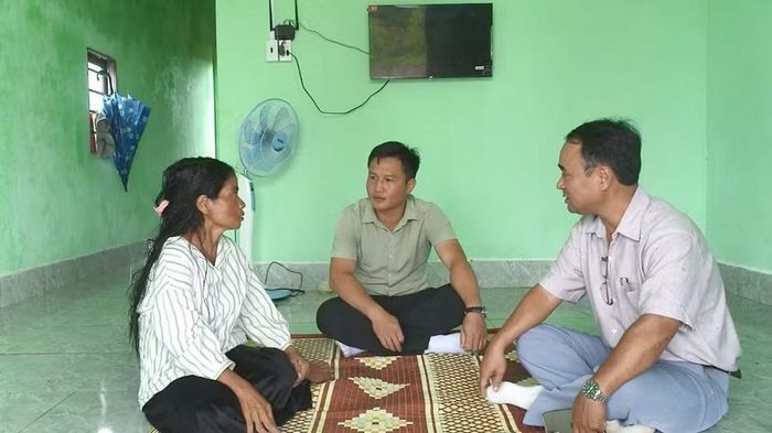 Lãnh đạo xã Ia Phí đến thăm hỏi bà Rơ Chăm Le (làng Bàng) khi về nơi ở mới. Ảnh: P.N