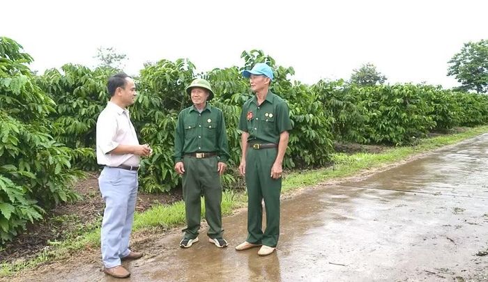 Lãnh đạo xã Ia Phí trao đổi kinh nghiệm sản xuất với người có công trên địa bàn. Ảnh: P.N