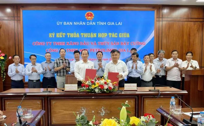  Đại diện Công ty TNHH MTV Petrolimex Gia Lai và Công ty TNHH Xăng dầu và Thủy sản Bảy Cường ký kết thỏa thuận hợp tác điều chỉnh sản lượng cung ứng xăng dầu. Ảnh: Dũng Nhân 