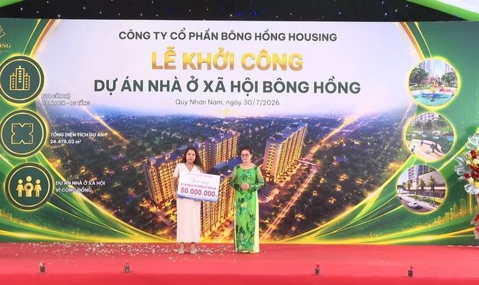  Đại diện Công ty cổ phần Bông Hồng Housing trao 50 triệu đồng hỗ trợ Quỹ an sinh xã hội phường Quy Nhơn Nam. Ảnh: Nhật Trường. 