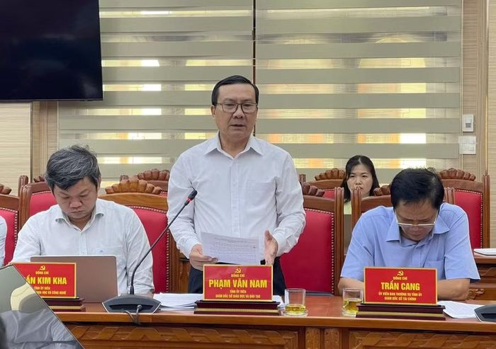  Giám đốc Sở GD&amp;ĐT Phạm Văn Nam báo cáo tình hình triển khai Nghị quyết trong 6 tháng đầu năm. Ảnh: H.Đ 