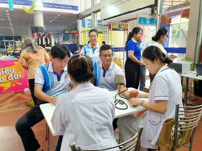  Cán bộ, nhân viên siêu thị Co.opmart Quy Nhơn khám sức khỏe trước khi hiến máu. Ảnh: Kim Hường 