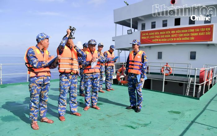 Giảng viên Khoa Hàng hải huấn luyện cho học viên nội dung đo độ cao mặt trời.
