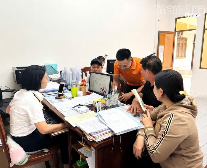 Người nộp thuế tới Thuế cơ sở 6 làm thủ tục đóng mã số thuế.