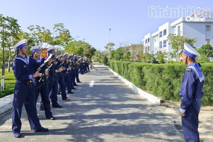 Đại đội 1, Tiểu đoàn 452 luyện tập điều lệnh đội ngũ có súng.