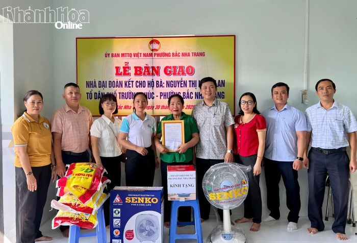 Đại diện Ủy ban MTTQ Việt Nam phường Bắc Nha Trang cùng Hội Liên hiệp Phụ nữ phường trao các phần quà hỗ trợ gia đình bà Lan.
