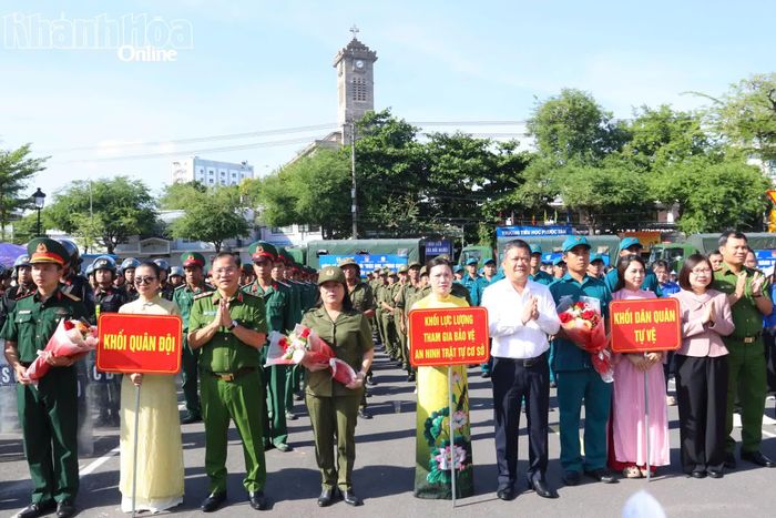 Thượng tướng Nguyễn Văn Long, Bí thư Tỉnh ủy Khánh Hòa Trần Phong cùng các đại biểu tặng hoa khích lệ các lực lượng tham gia diễu hành.