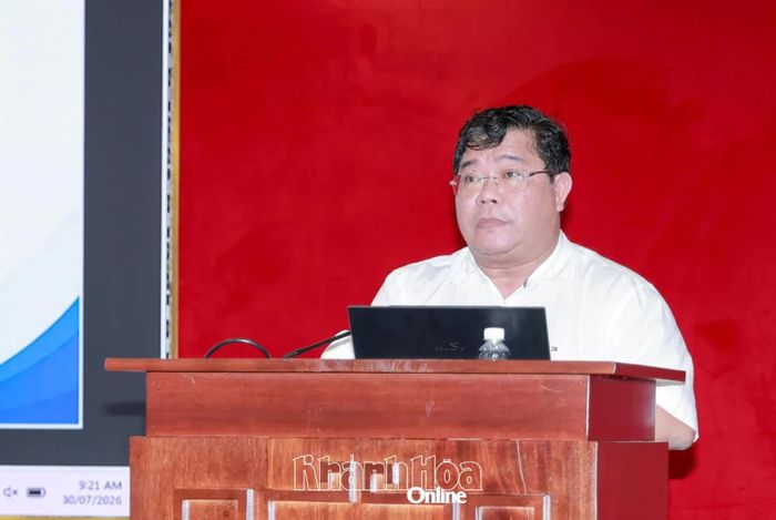 Ông Châu Ngô Anh Nhân - Giám đốc Sở Tài chính thông tin về kết quả phát triển kinh tế - xã hội của tỉnh.
