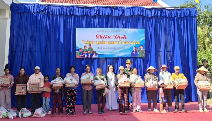 Đại diện các đơn vị trao quà cho người dân.