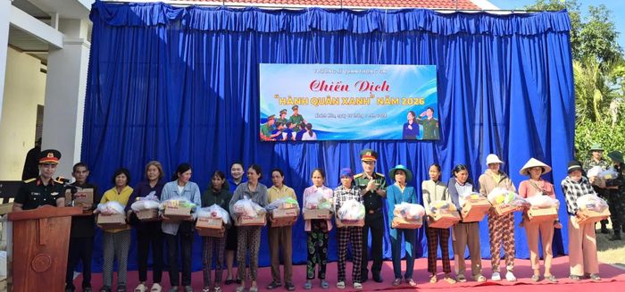 Người dân nhận quà từ chương trình.