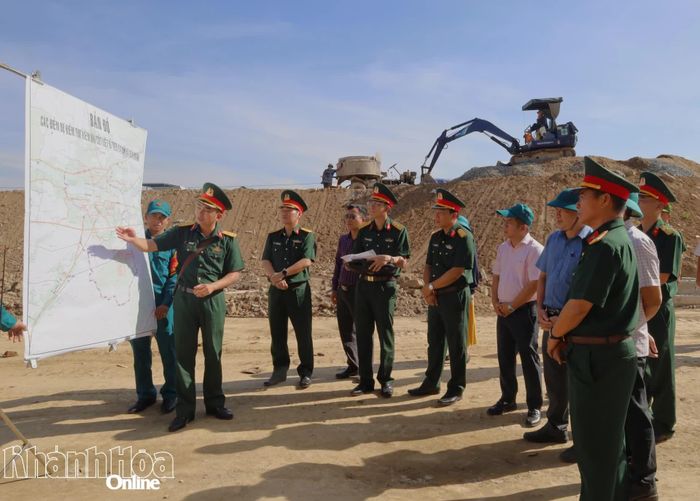 Lãnh đạo Ban Chỉ huy Quân sự xã Diên Khánh báo cáo với đoàn công tác tại thực địa khảo sát.