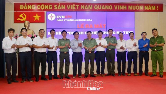 Ban Chỉ đạo thực hiện mô hình “Doanh nghiệp không ma túy” Công ty Điện lực Khánh Hòa ra mắt tại buổi lễ.