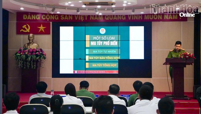 Đại diện Phòng Cảnh sát điều tra tội phạm về ma túy (Công an tỉnh Khánh Hòa) tuyên truyền, phổ biến kiến thức pháp luật về phòng, chống ma túy cho cán bộ, công nhân viên Công ty Điện lực Khánh Hòa.