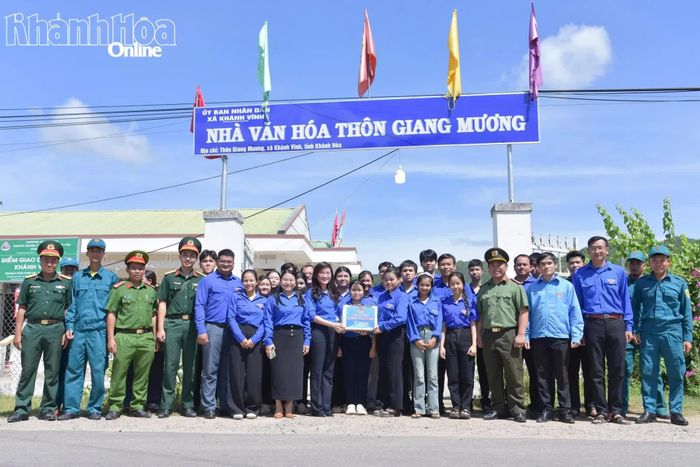 Đoàn thăm, tặng quà động viên đội hình thanh niên tình nguyện xã Khánh Vĩnh.