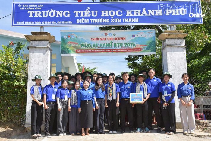 Đoàn thăm, tặng quà động viên đội hình sinh viên tình nguyện Mùa hè xanh của Trường Đại học Nha Trang.