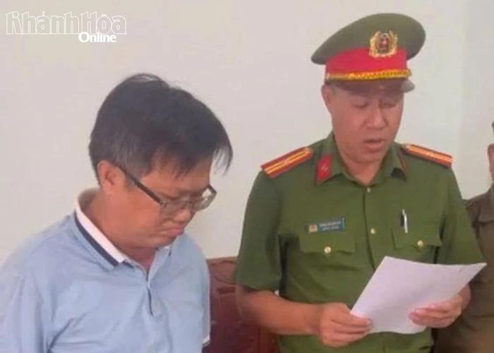 Cơ quan điều tra tống đạt quyết định khởi tố bị can Dương Nhật Long.