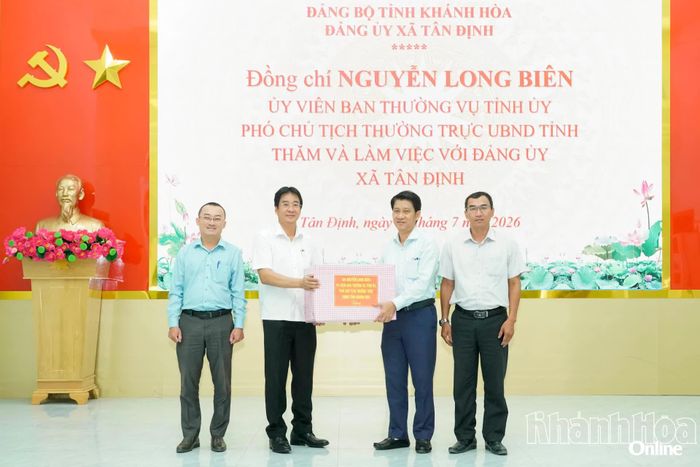 Đồng chí Nguyễn Long Biên tặng quà cho tập thể Đảng ủy xã Tân Định.