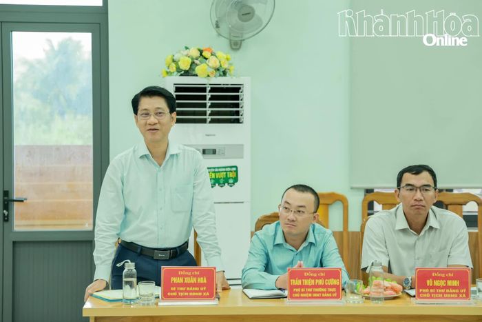 Ông Phan Xuân Hòa - Bí thư Đảng ủy, Chủ tịch HĐND xã Tân Định báo cáo một số nội dung về công tác xây dựng Đảng trên địa bàn xã.