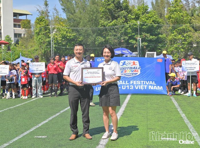 Ban tổ chức trao tặng bảng tri ân cho lãnh đạo Trường Đại học Nha Trang, đơn vị đồng hành trong việc tổ chức festival.