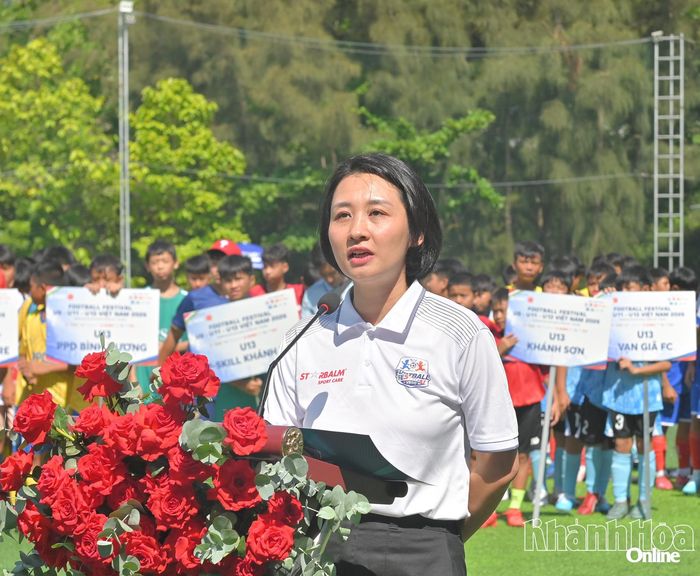 Bà Cao Thị Thu Vân - Trưởng Ban tổ chức Festival bóng đá U9, U11, U13 phát biểu khai mạc.