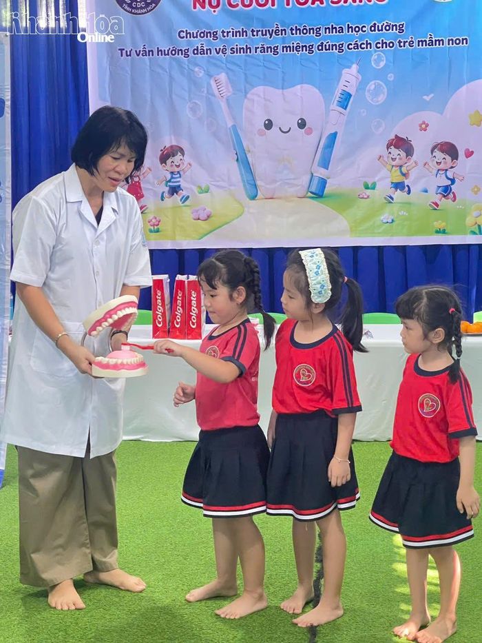 Các trẻ được thực hành cách chải răng đúng cách.