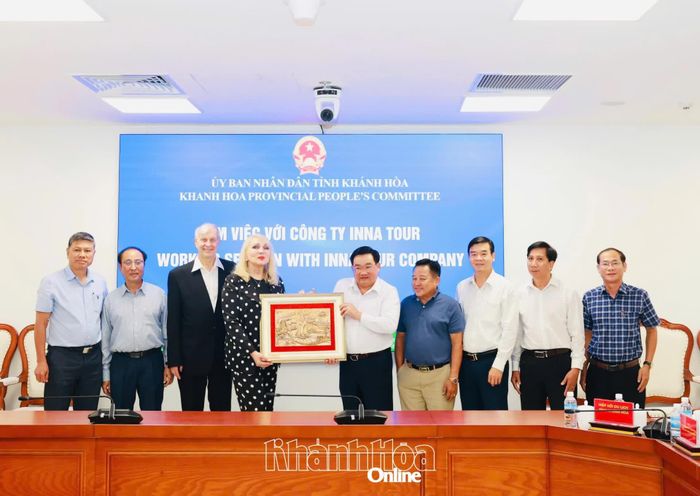 Phó Chủ tịch UBND tỉnh Trịnh Minh Hoàng tặng quà cho lãnh đạo Công ty Inna Tour.